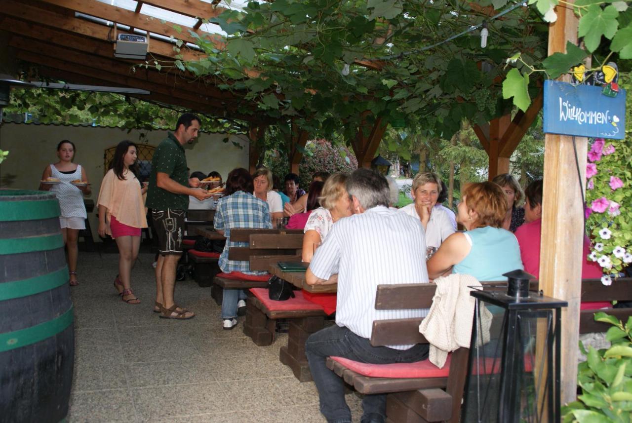 Weingut Lieschnegg Hotel Лейтшах Екстериор снимка
